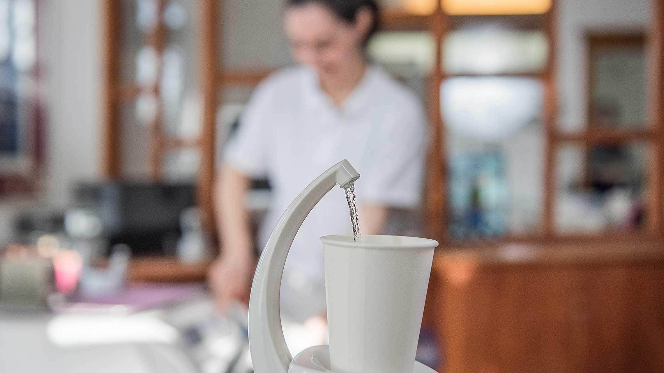 Becher füllt sich mit Wasser
