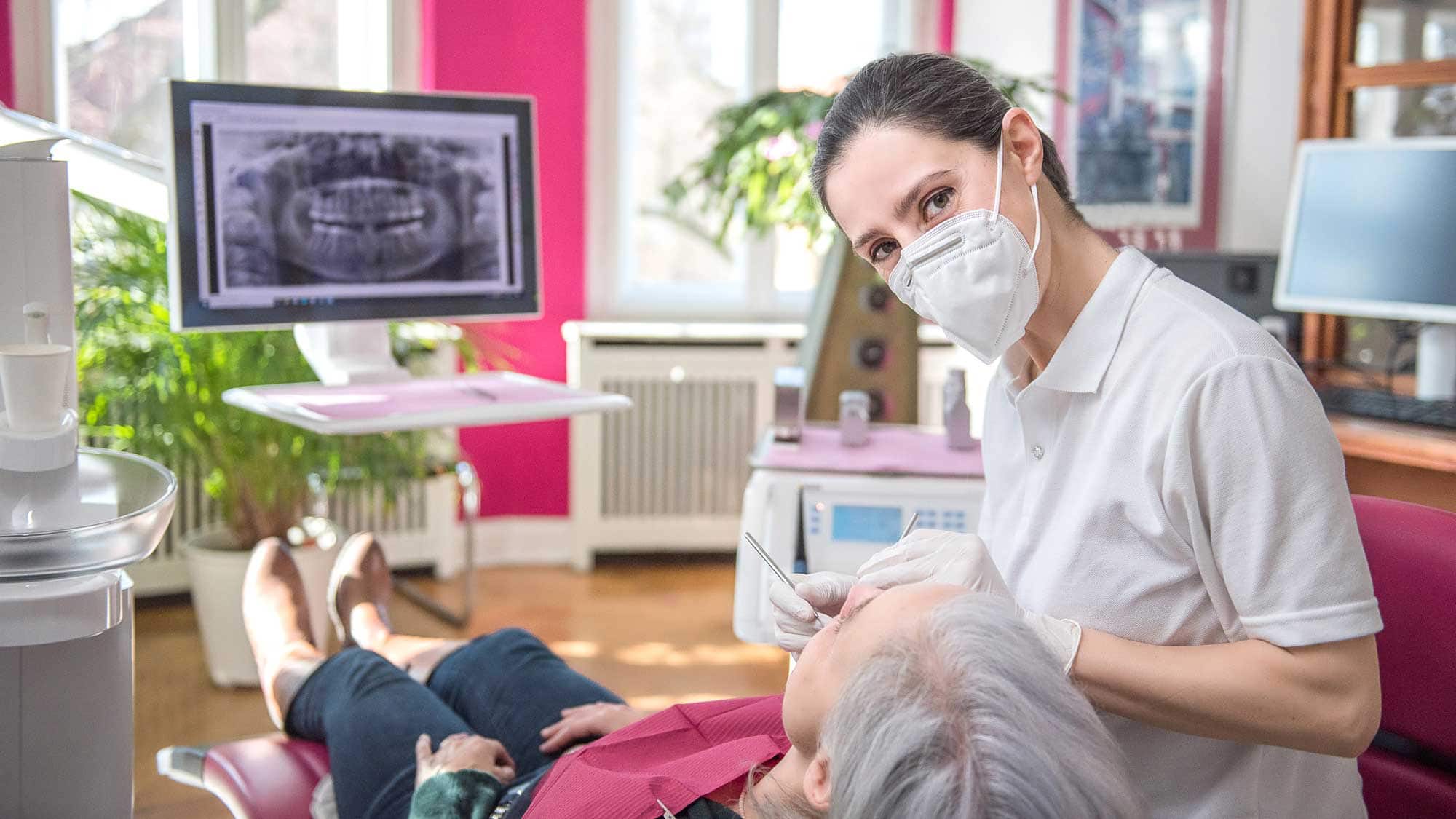 Zahnärztin behandelt Patient
